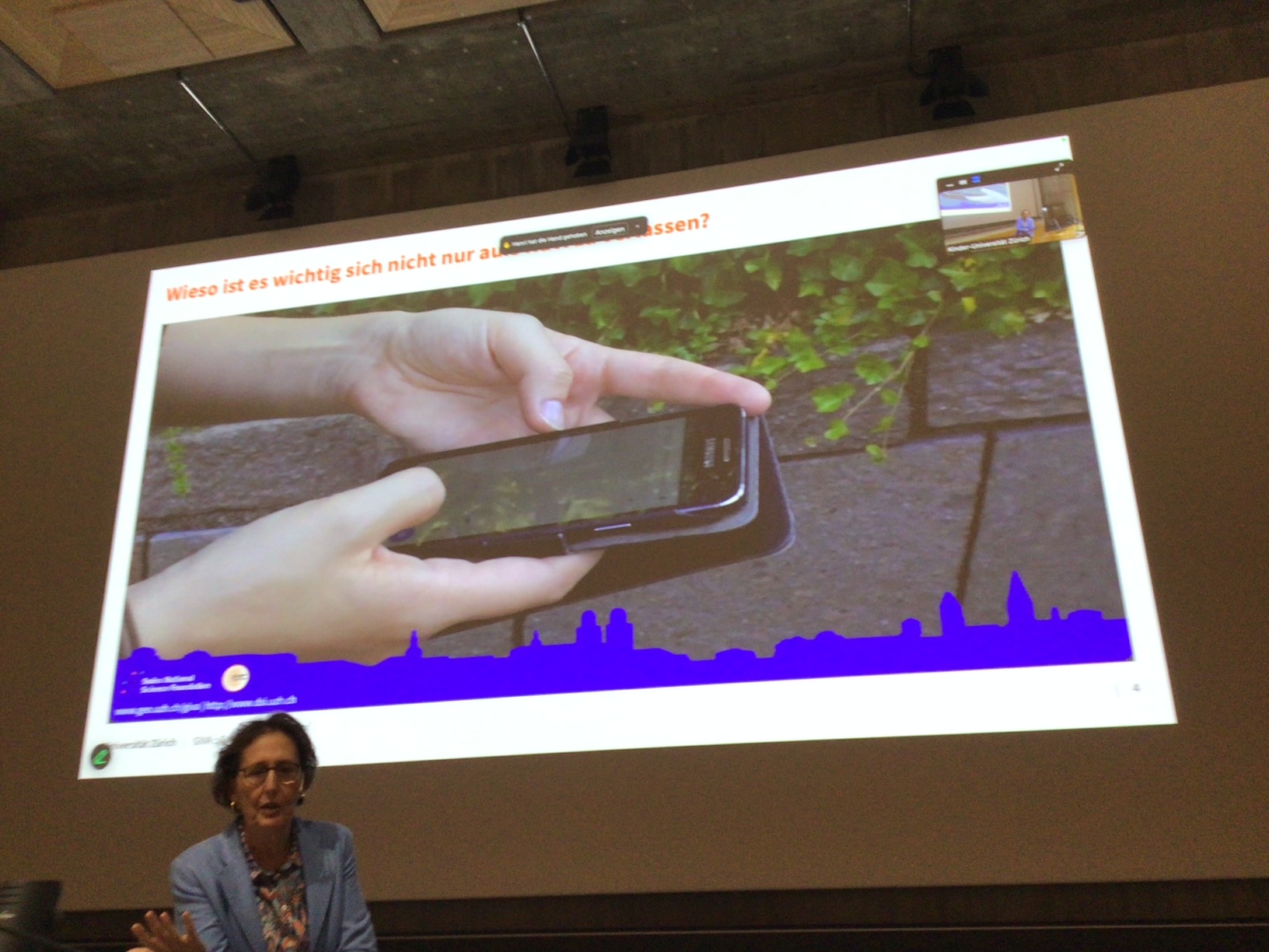 Prof. Dr. Sara Fabrikant in der Vorlesung «Macht uns das Navi dumm?»